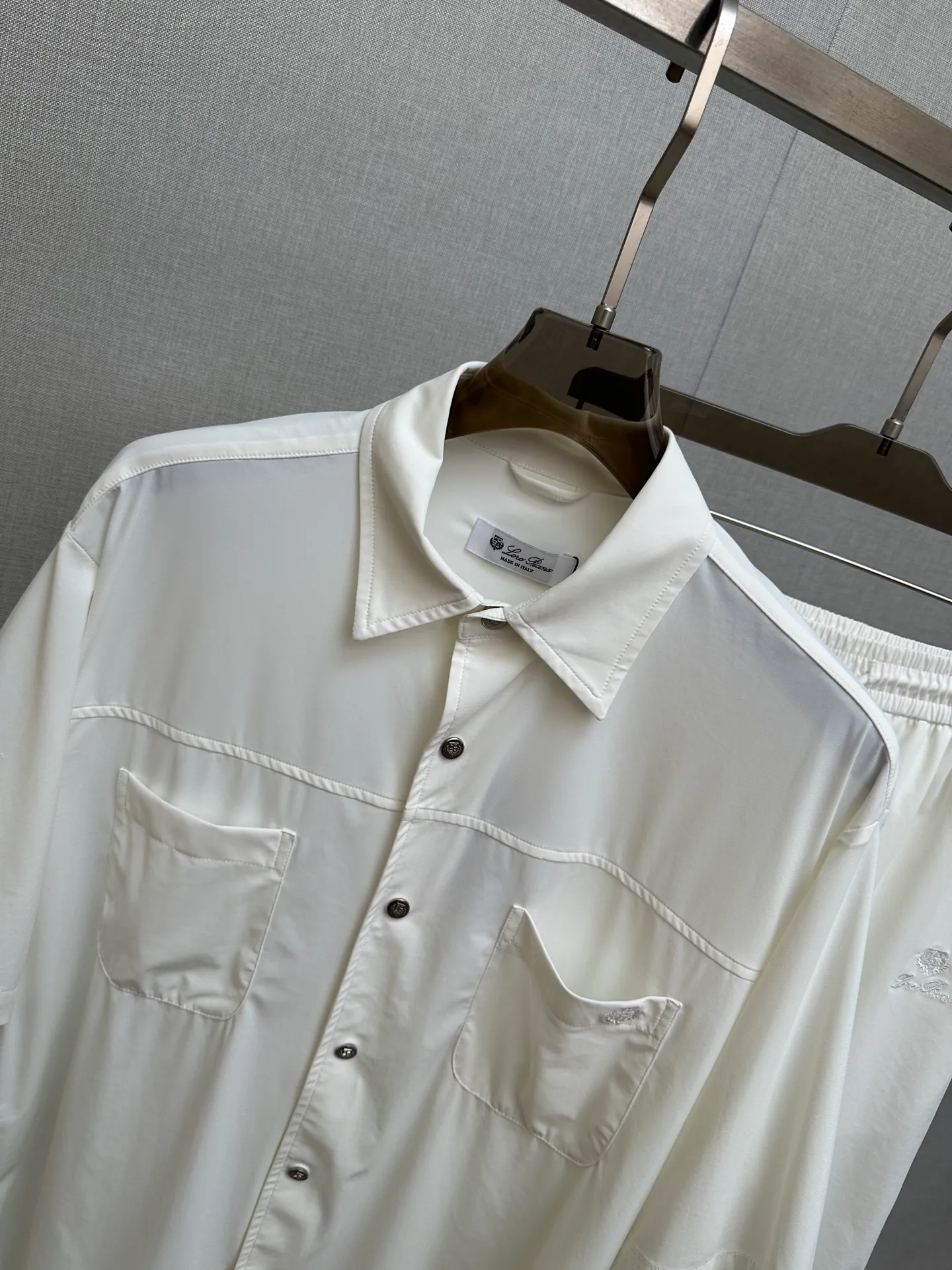 The LP New Arrival casual suit has exquisite and high-end details and a full sense of luxury. Customized Premium fabric, the upper body is crisp and stylish, comfortable and not tight. The clean and neat tailoring is full of urban style. You will feel good when you wear it. It is the first choice for Premium fashionistas. The upper body effect is super good! Sizes:M-3XL